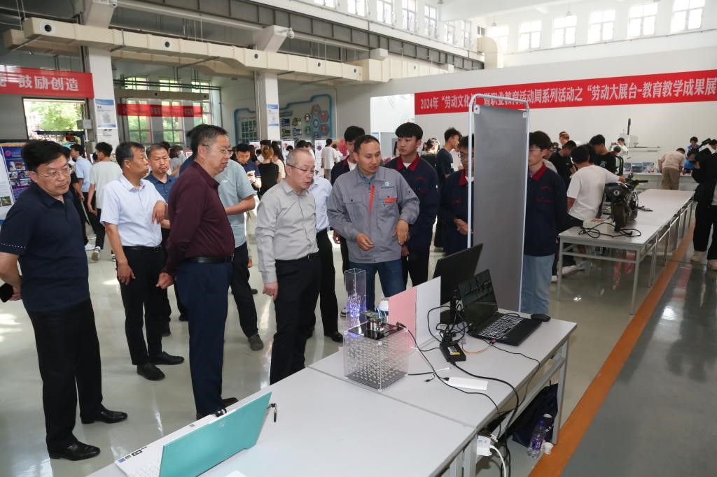山东劳动职业技术学院“劳动文化月”暨大展台教育教学成果展顺利启动(图6)