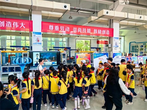 山东劳动职业技术学院校园开放日迎来千余名市民及学生参观研学(图1)