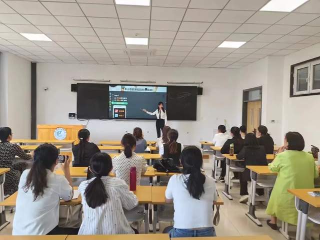青年教学能手！ 她是学生眼中的“美女老师”“学习狂”(图5)
