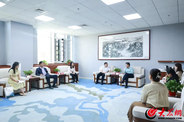 山东省中医药大学教务处副处长兼实践教学部主任李明一行到滨州市中医医院考察交流(图1)