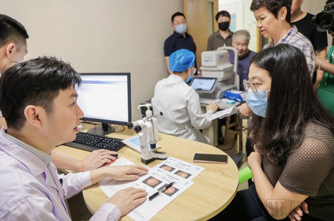 借助AI腾讯健康构建了一个新的眼底疾病筛防体系(图1)