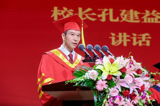 40年坚守教学一线担任大学校长他也不曾落课(图1)