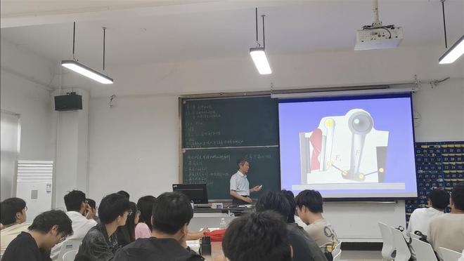 40年坚守教学一线担任大学校长他也不曾落课(图5)