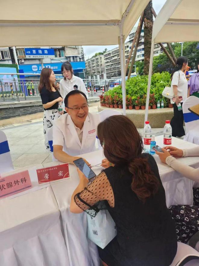 中南大学湘雅办学110周年系列活动之一“重走湘雅西迁路暨院训碑揭幕式”举行(图2)
