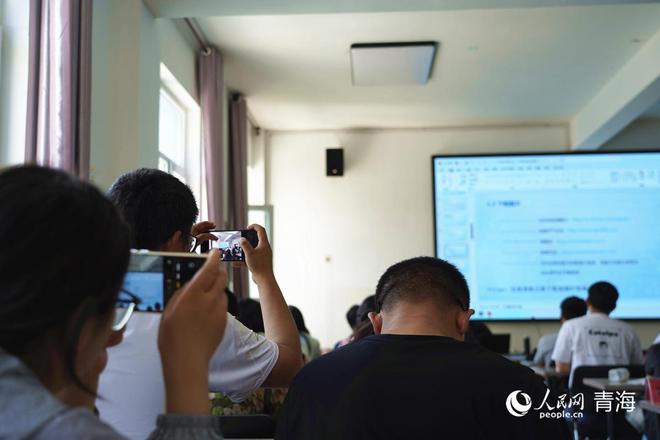 记笔记、做作业……这个暑假湟源的老师们忙充电(图3)