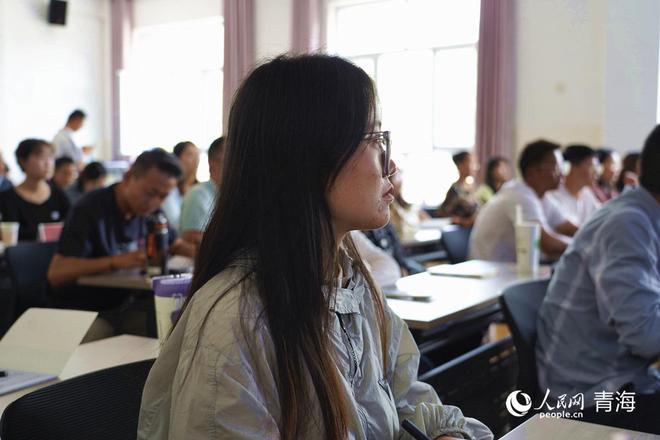 记笔记、做作业……这个暑假湟源的老师们忙充电(图1)