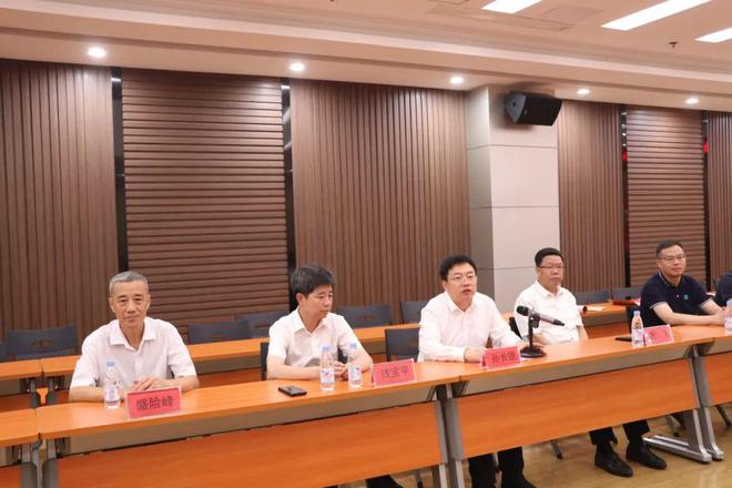 安徽大学2024级本科新生录取通知书颁发仪式在寿县一中举行(图1)