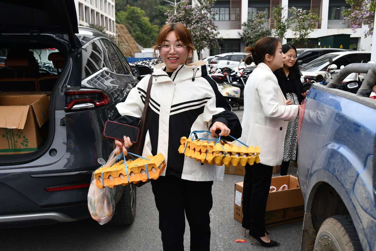 百色学院马院教职工购买土特产助农增收(图4)