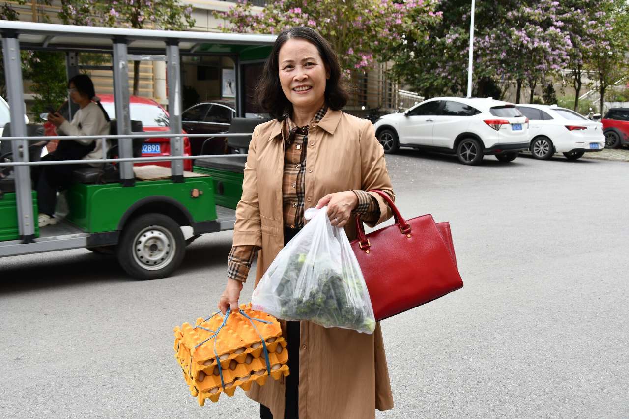 百色学院马院教职工购买土特产助农增收(图3)