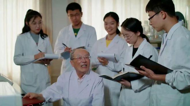 《内蒙古日报》 罗辽复：60余载躬耕边疆 潜心育人科研报国(图4)