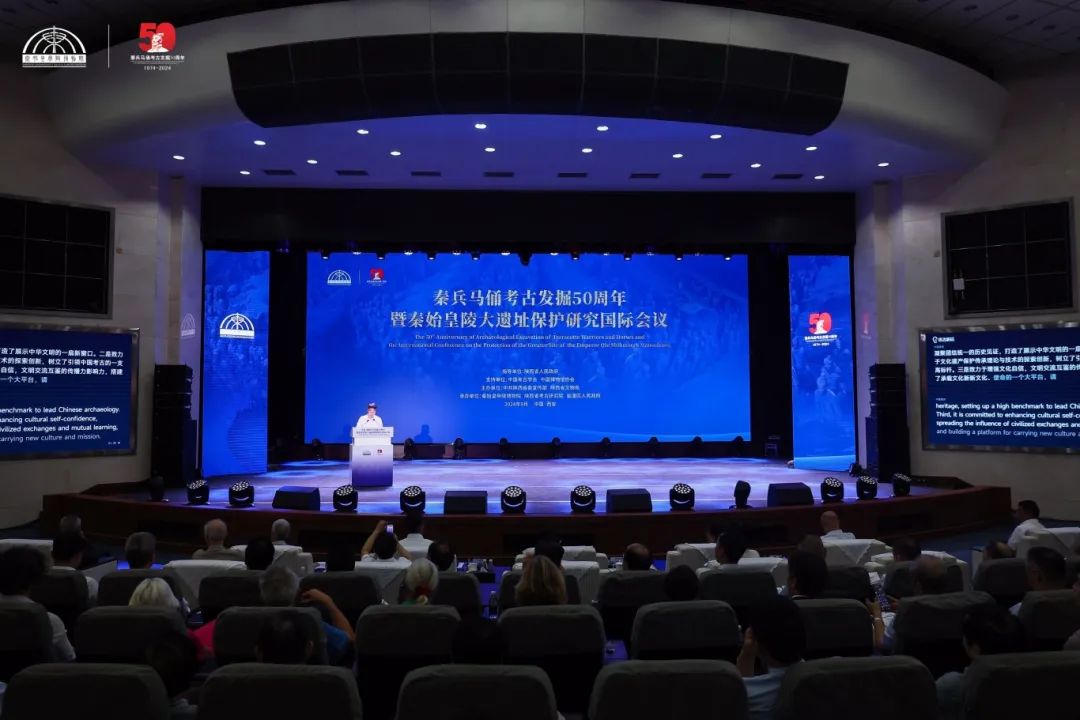 孙庆伟校长在秦兵马俑考古发掘50周年纪念大会上作主旨发言(图1)